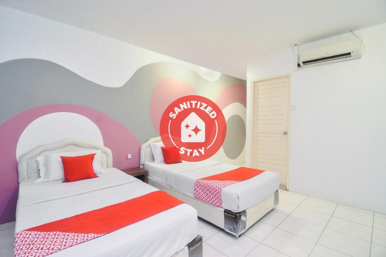 Oyo 44034 Furama Lodging House Kuching Kültér fotó