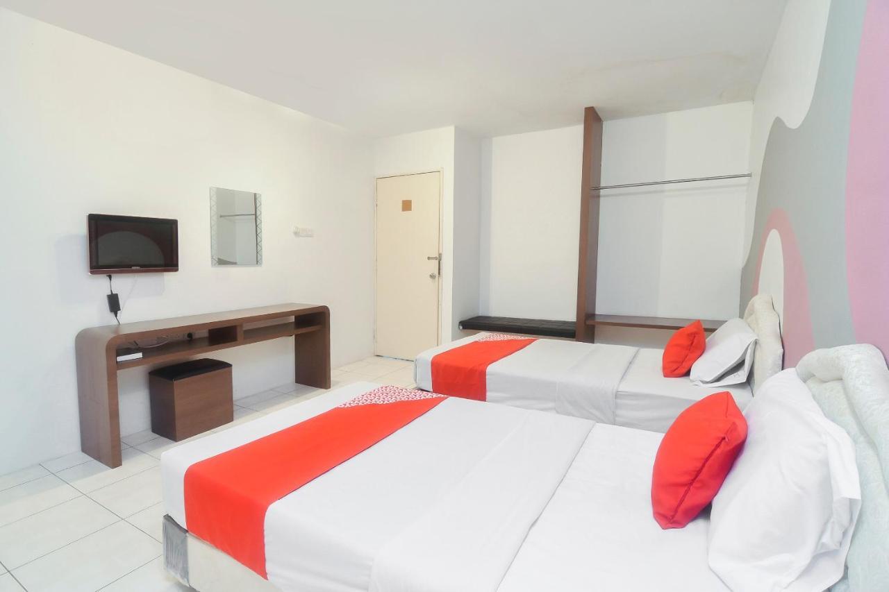 Oyo 44034 Furama Lodging House Kuching Kültér fotó