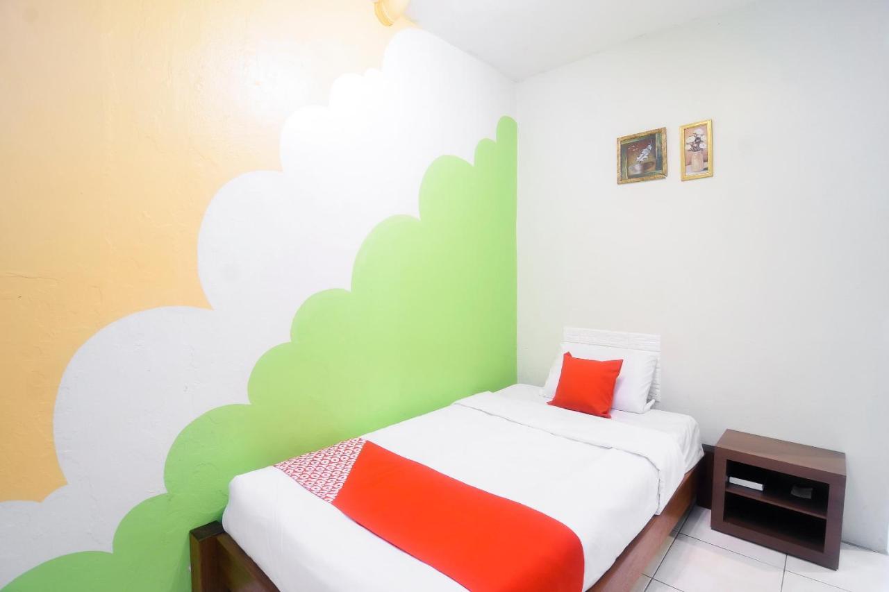 Oyo 44034 Furama Lodging House Kuching Kültér fotó
