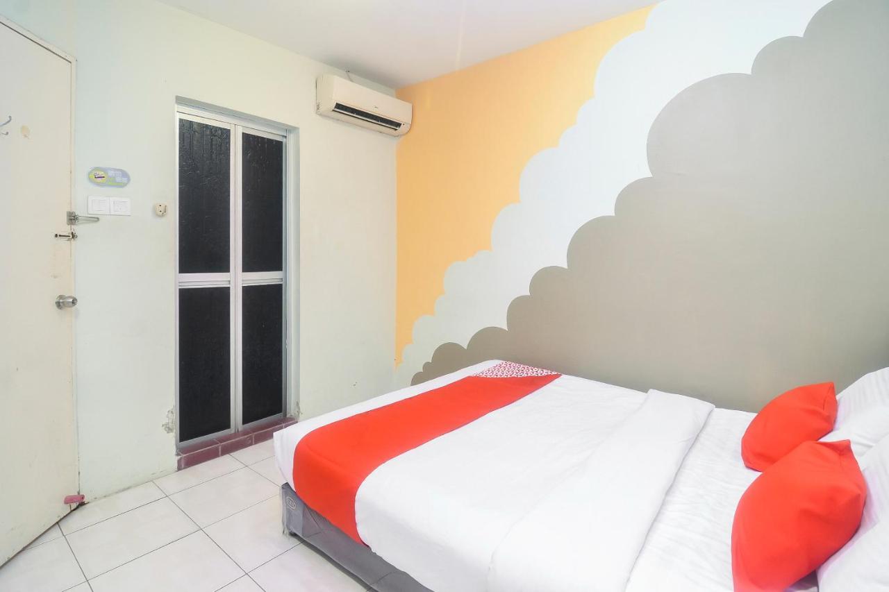 Oyo 44034 Furama Lodging House Kuching Kültér fotó