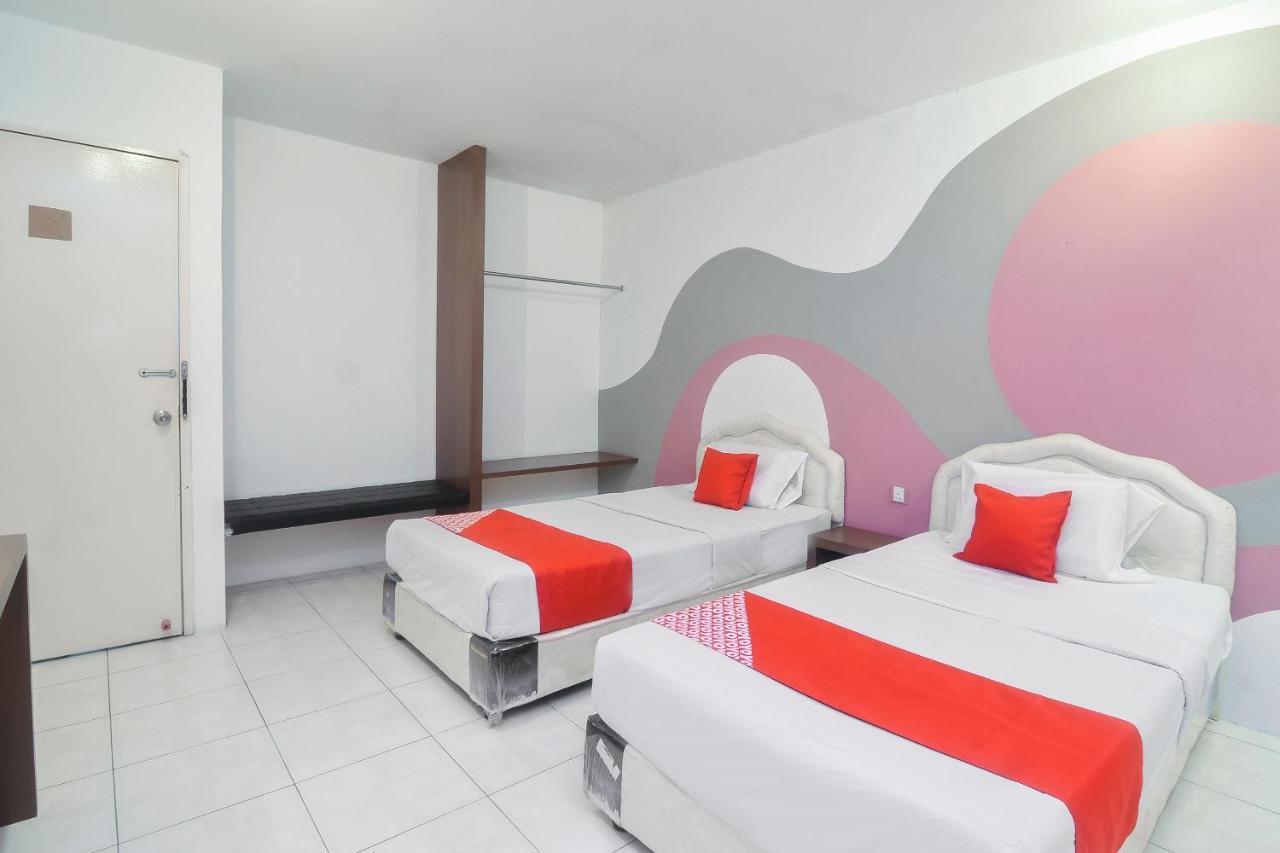 Oyo 44034 Furama Lodging House Kuching Kültér fotó