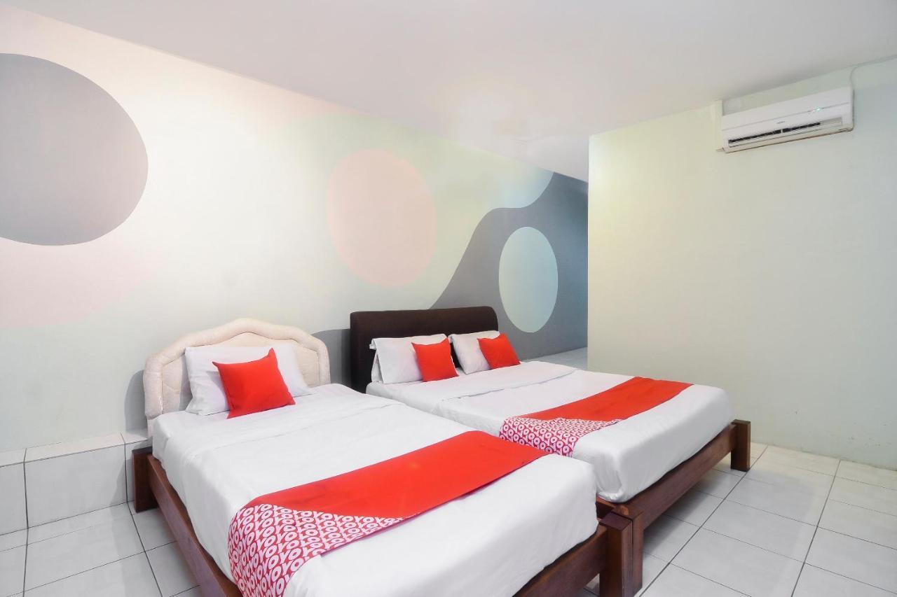 Oyo 44034 Furama Lodging House Kuching Kültér fotó