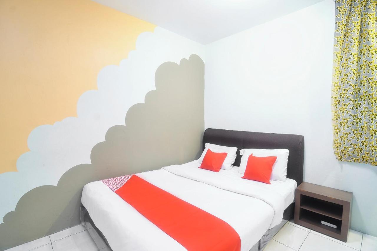 Oyo 44034 Furama Lodging House Kuching Kültér fotó