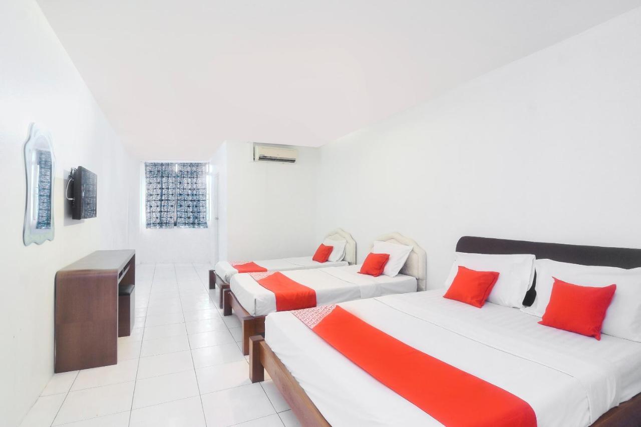Oyo 44034 Furama Lodging House Kuching Kültér fotó