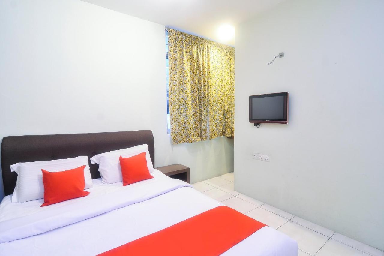 Oyo 44034 Furama Lodging House Kuching Kültér fotó