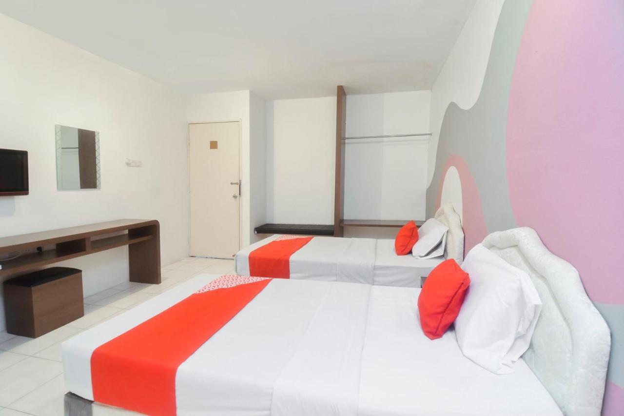 Oyo 44034 Furama Lodging House Kuching Kültér fotó
