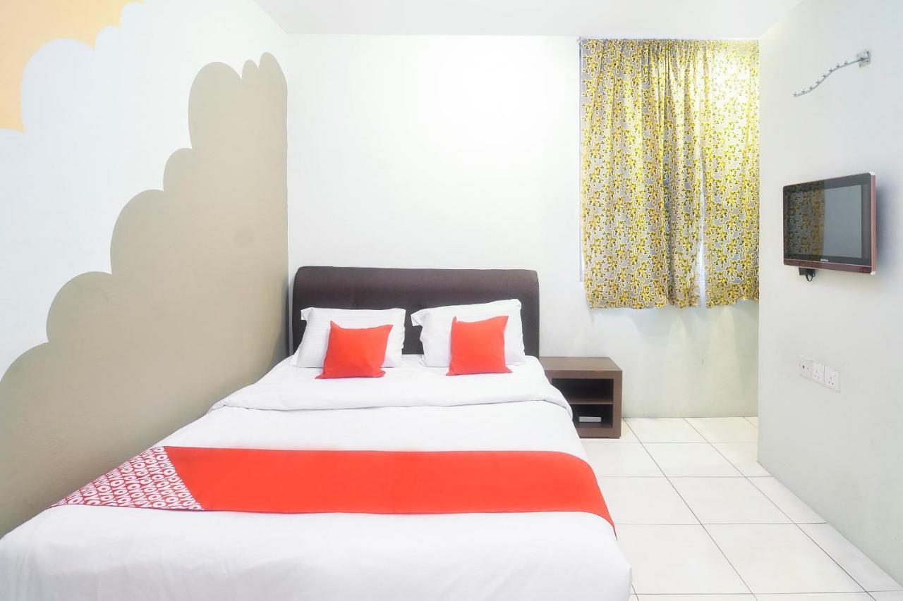 Oyo 44034 Furama Lodging House Kuching Kültér fotó