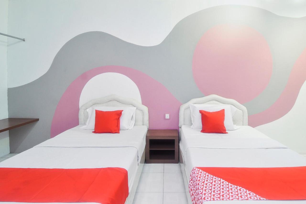 Oyo 44034 Furama Lodging House Kuching Kültér fotó