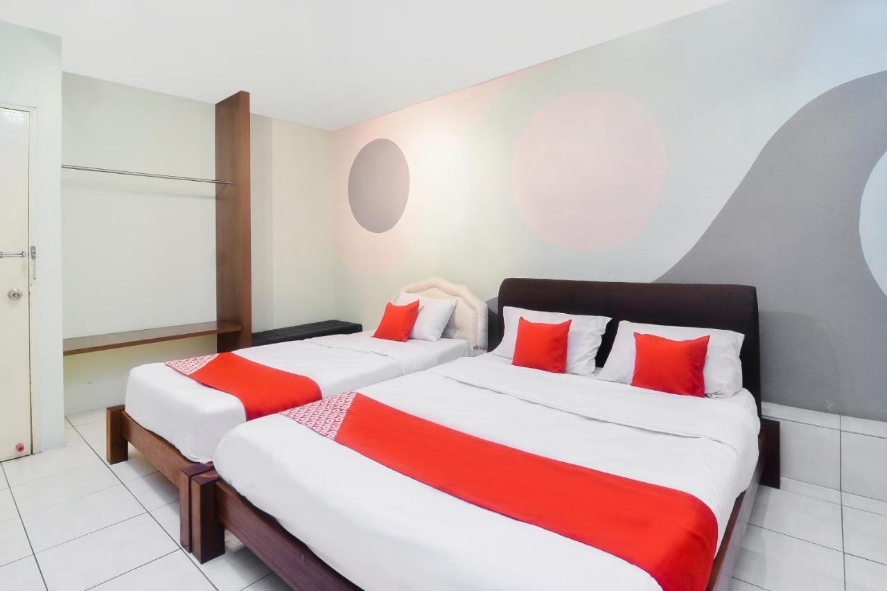 Oyo 44034 Furama Lodging House Kuching Kültér fotó