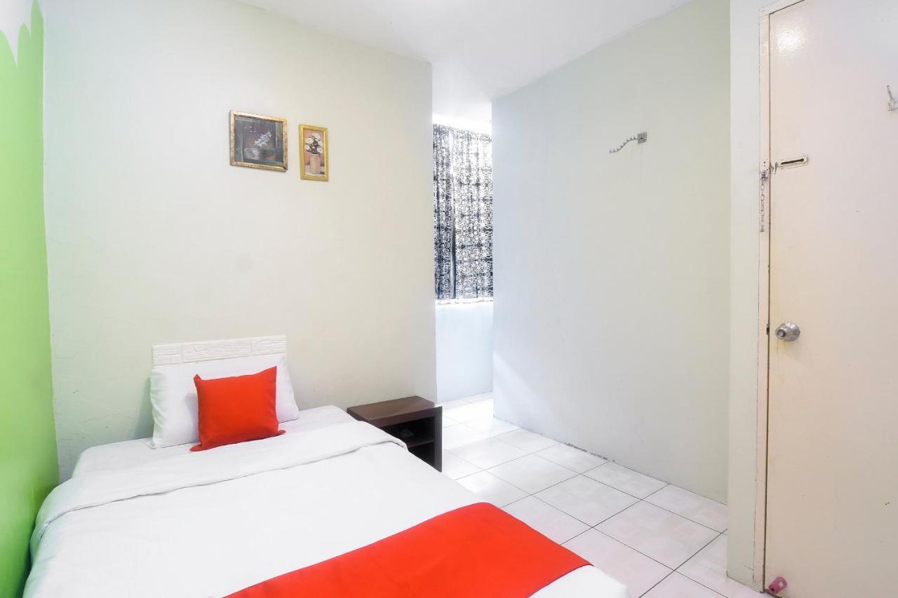 Oyo 44034 Furama Lodging House Kuching Kültér fotó