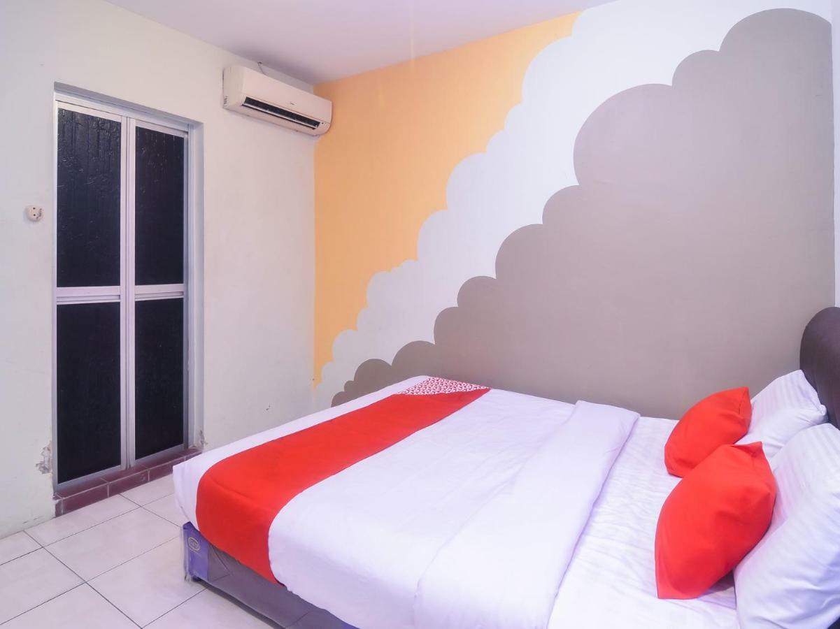 Oyo 44034 Furama Lodging House Kuching Kültér fotó