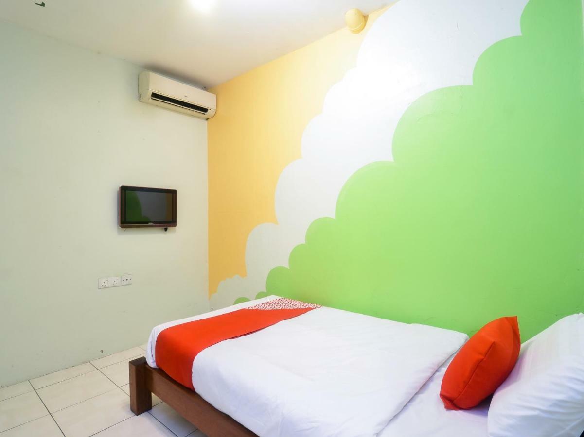 Oyo 44034 Furama Lodging House Kuching Kültér fotó