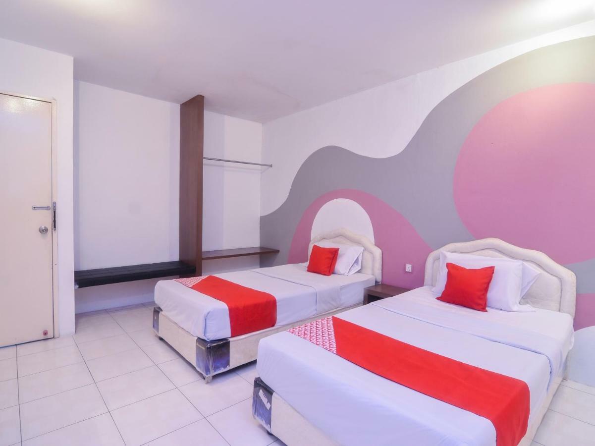 Oyo 44034 Furama Lodging House Kuching Kültér fotó