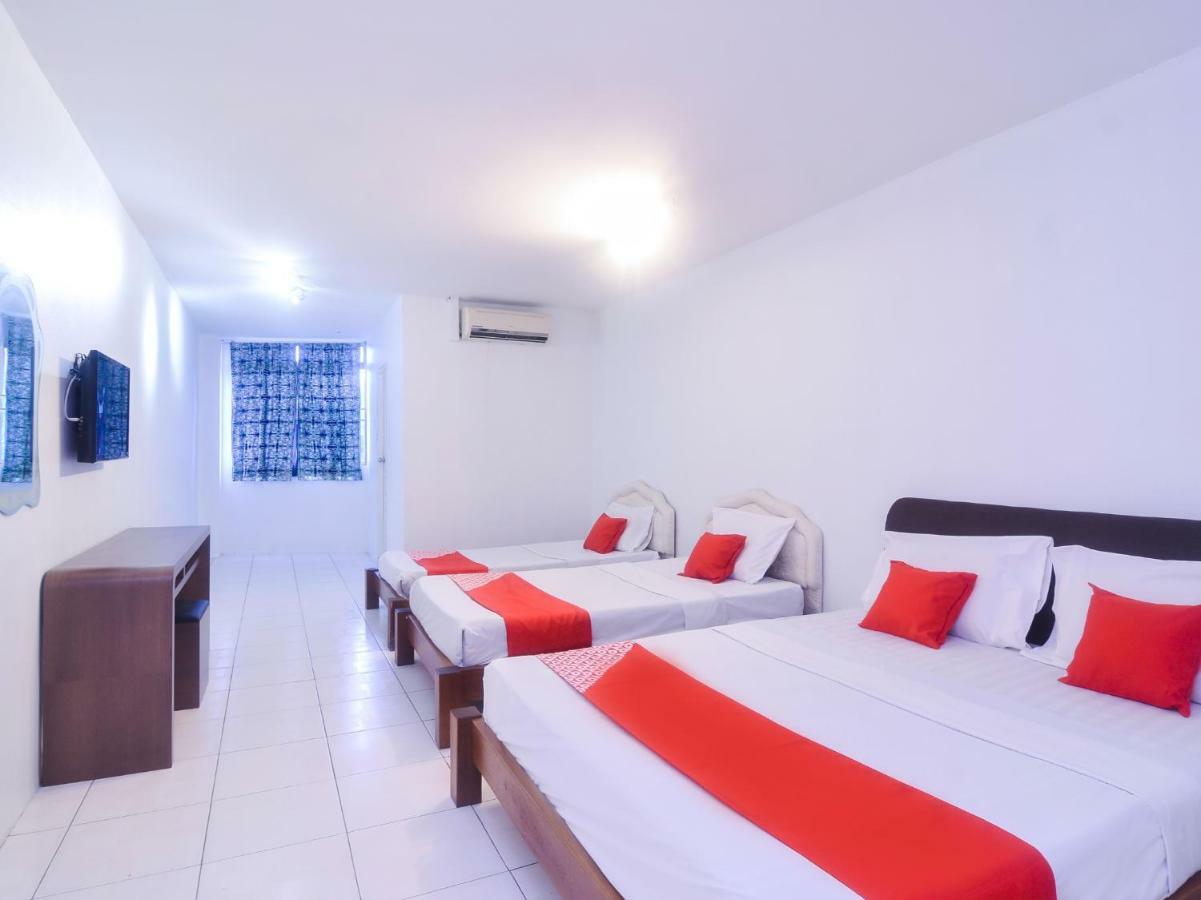 Oyo 44034 Furama Lodging House Kuching Kültér fotó