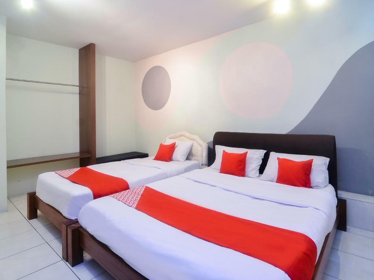 Oyo 44034 Furama Lodging House Kuching Kültér fotó