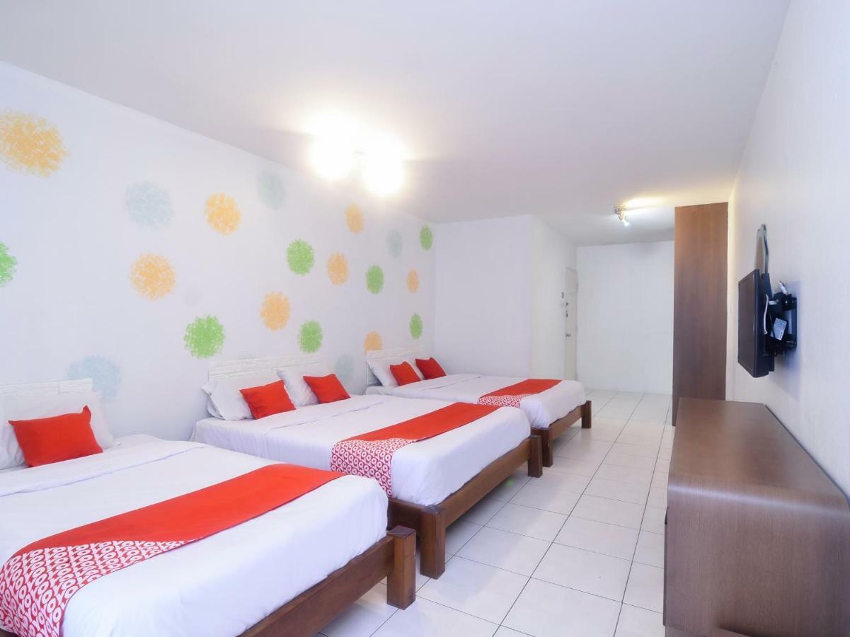 Oyo 44034 Furama Lodging House Kuching Kültér fotó