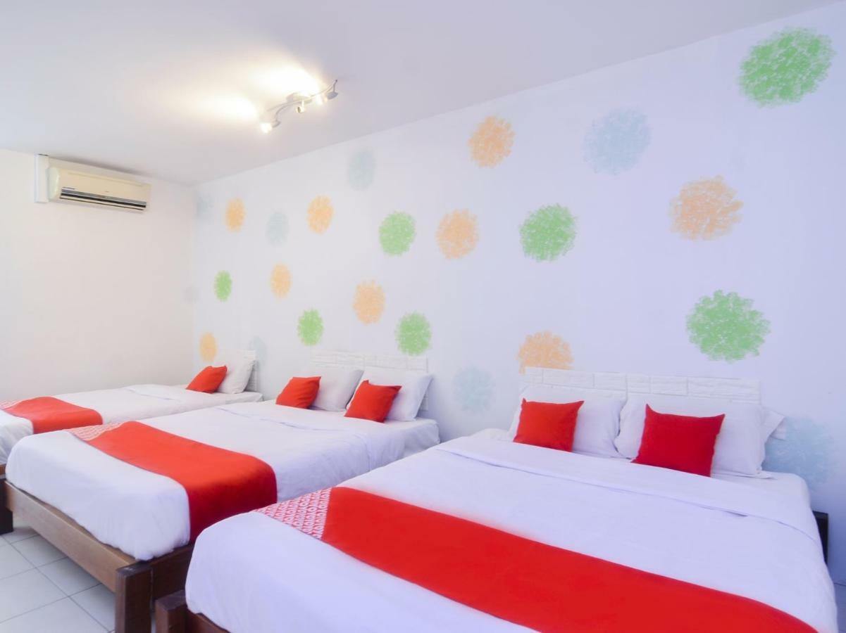 Oyo 44034 Furama Lodging House Kuching Kültér fotó