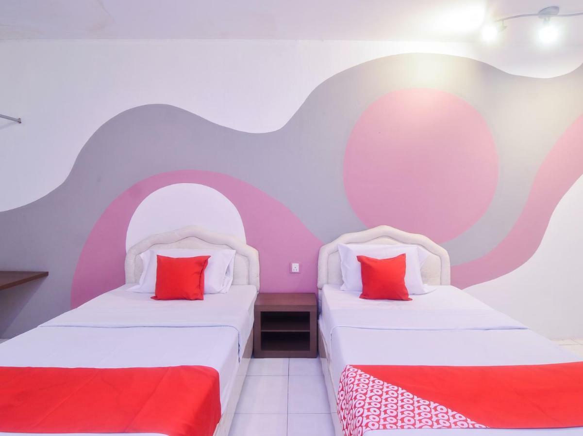 Oyo 44034 Furama Lodging House Kuching Kültér fotó