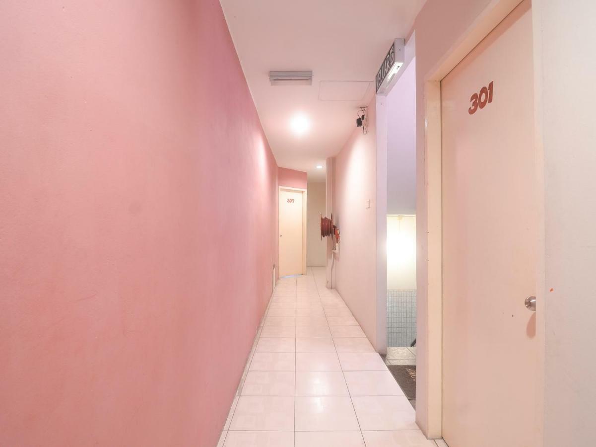 Oyo 44034 Furama Lodging House Kuching Kültér fotó