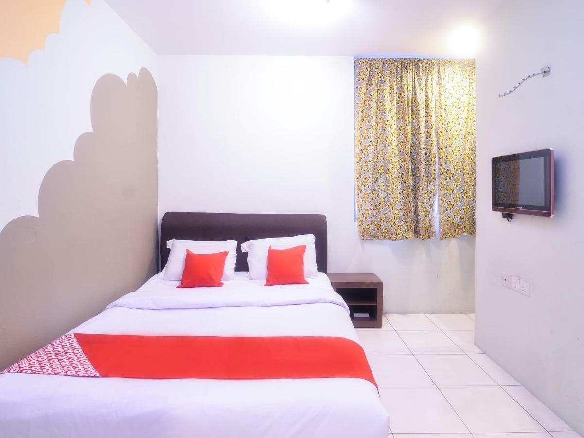 Oyo 44034 Furama Lodging House Kuching Kültér fotó