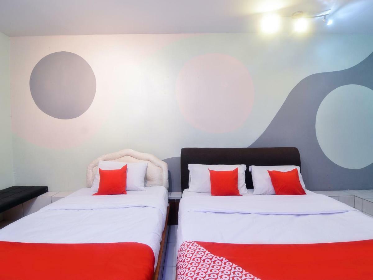 Oyo 44034 Furama Lodging House Kuching Kültér fotó